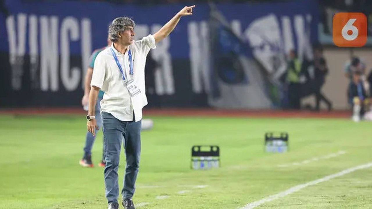 Pelatih kepala Bali United, Stefano Teco Cugurra memberi instruksi kepada pemainnya saat menghadapi Persib Bandung pada laga leg kedua semifinal Championship Series BRI Liga 1 2023/2024 di