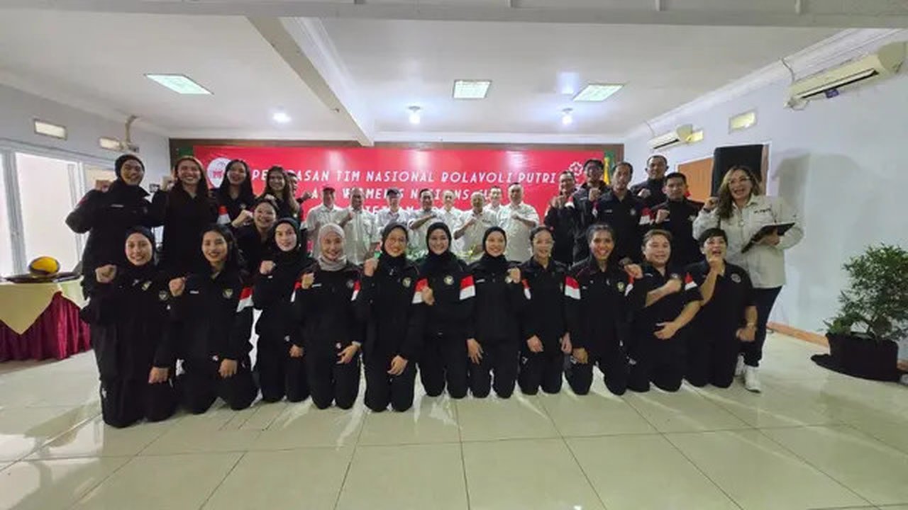 Ketua Umum PP PBVSI Imam Sudjarwo melepas timnas voli putri Indonesia untuk mengikuti ajang AVC Nations Cup 2025 di Hanoi mulai 7 Juni mendatang. (Istimewa)