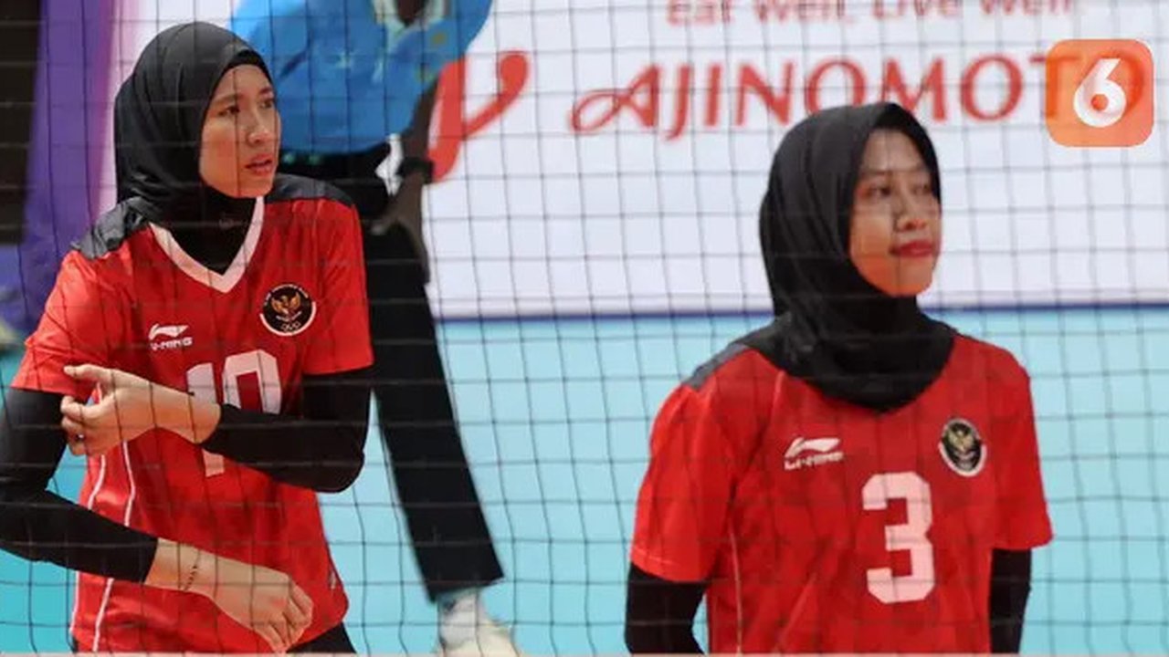 Pemain Timnas Bola Voli Putri Indonesia, Agustin Wulandhari (kiri) dan Megawati Hangestri Pertiwi bersiap saat laga Grup A Bola Voli Putri SEA Games 2023 melawan Timnas Bola Voli Putri Thaila