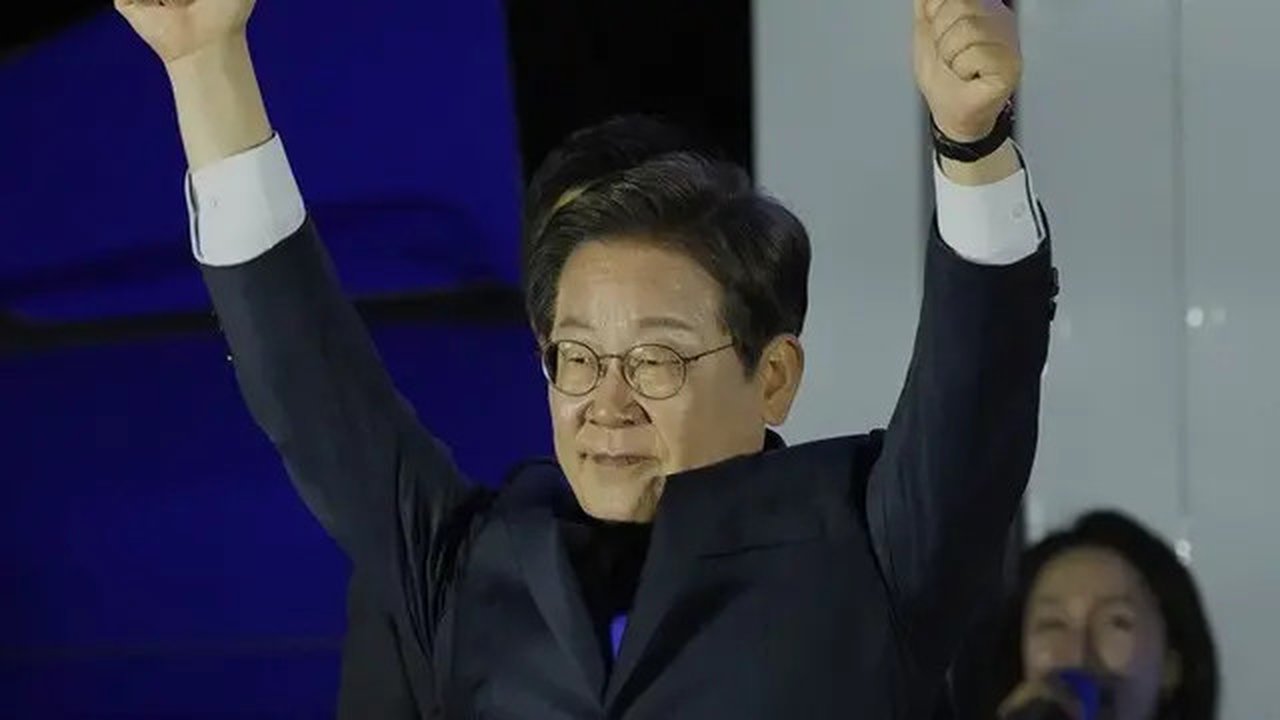 Lee Jae-myung menyapa para pendukungnya di luar Majelis Nasional di Seoul, Korea Selatan, Rabu (4/6/2025). (Dok. AP/Ahn Young-joon)