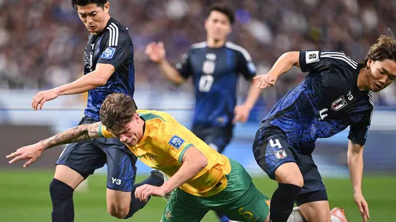 Pemain Jepang, Shogo Taniguchi, menjaga bola saat berhadapan dengan Australia pada matchday 4 Kualifikasi Piala Dunia 2026 di Saitama Stadium, Jepang, Selasa (15/10/2024) malam WIB. (Phili