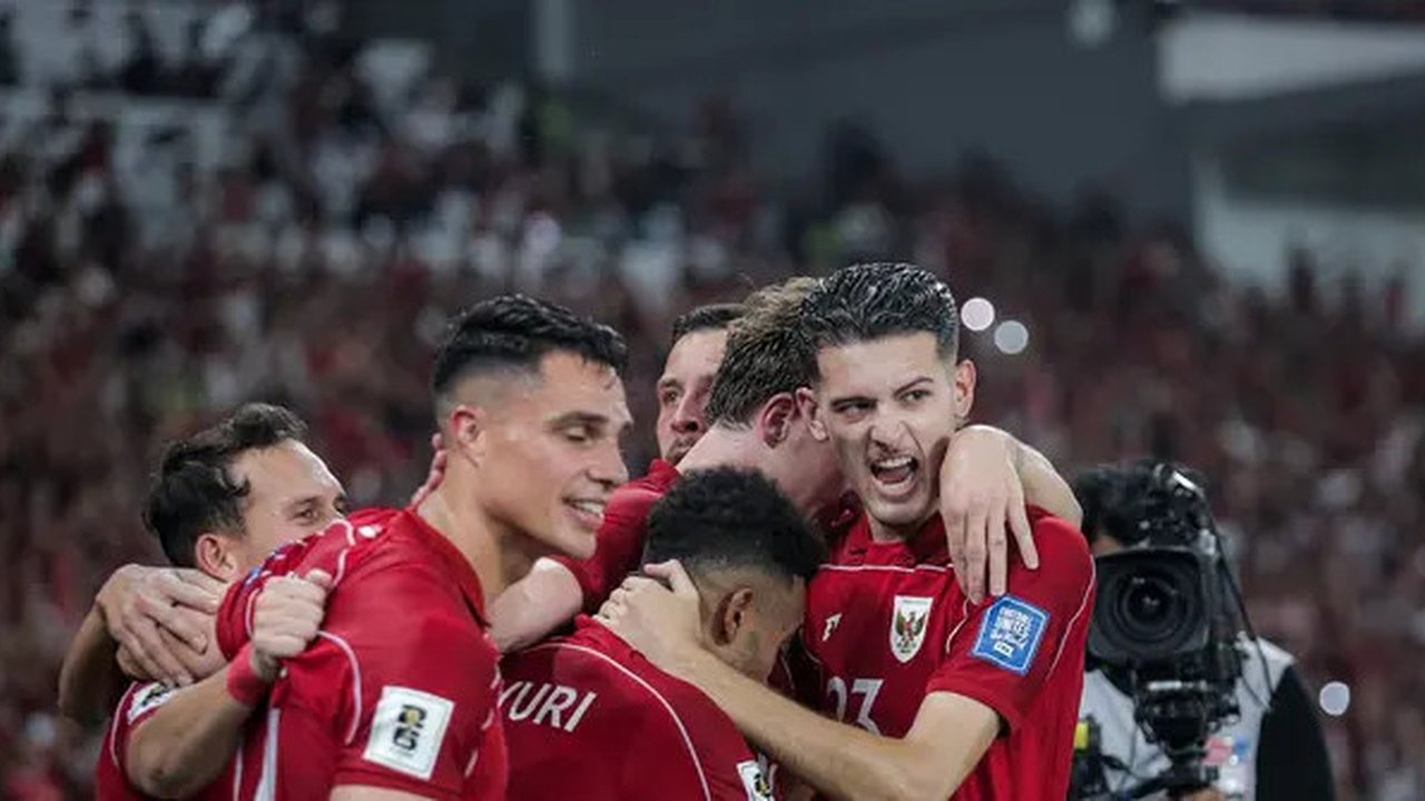 Para pemain Timnas Indonesia merayakan gol yang dicetak Ole Lennard Romeny ke gawang China dalam laga Kualifikasi Piala Dunia 2026 zona Asia di Stadion Utama Gelora Bung Karno (SUGBK) Sena