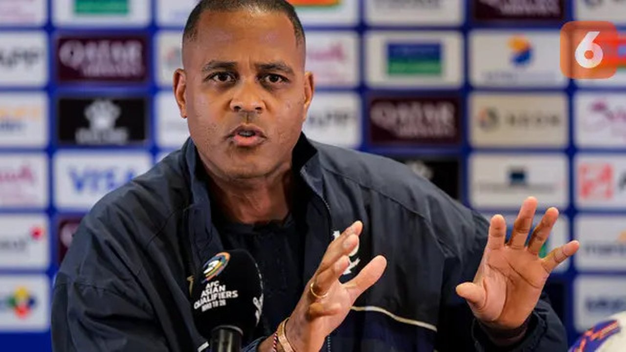 Pelatih Timnas Indonesia, Patrick Kluivert, memberikan keterangan pers di Stadion Utama Gelora Bung Karno (SUGBK) Senayan, Rabu (4/6/2025). Tim Garuda akan menghadapi China di Kualifikasi