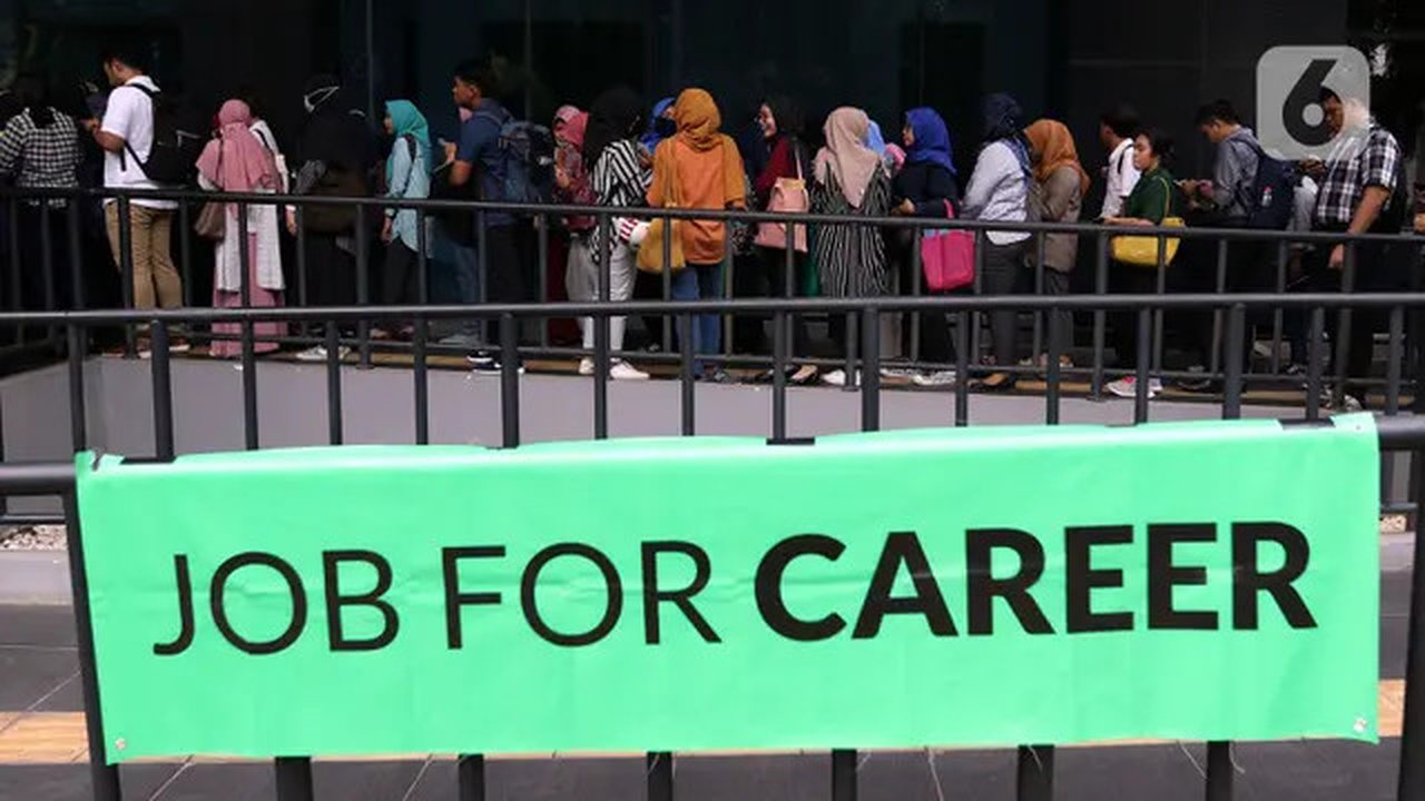 Sejumlah pencari kerja memadati arena Job Fair di kawasan Jakarta, Rabu (27/11/2019). Job Fair tersebut digelar dengan menawarkan lowongan berbagai sektor untuk mengurangi angka penganggur