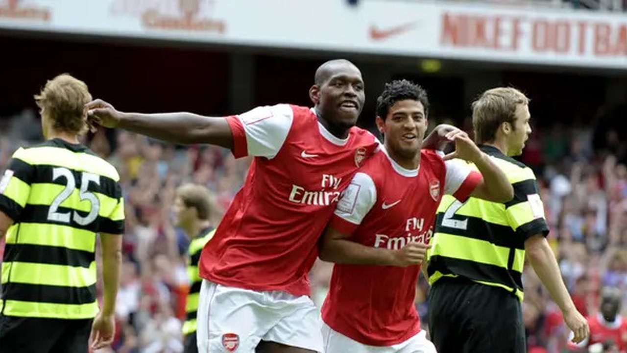 Jay Emmanuel-Thomas (kiri) dan Carlos Vela (kanan) merayakan gol yang dicetak ke gawang lawan pada laga Piala FA tahun 2010 silam. (OLLY GREENWOOD / AFP