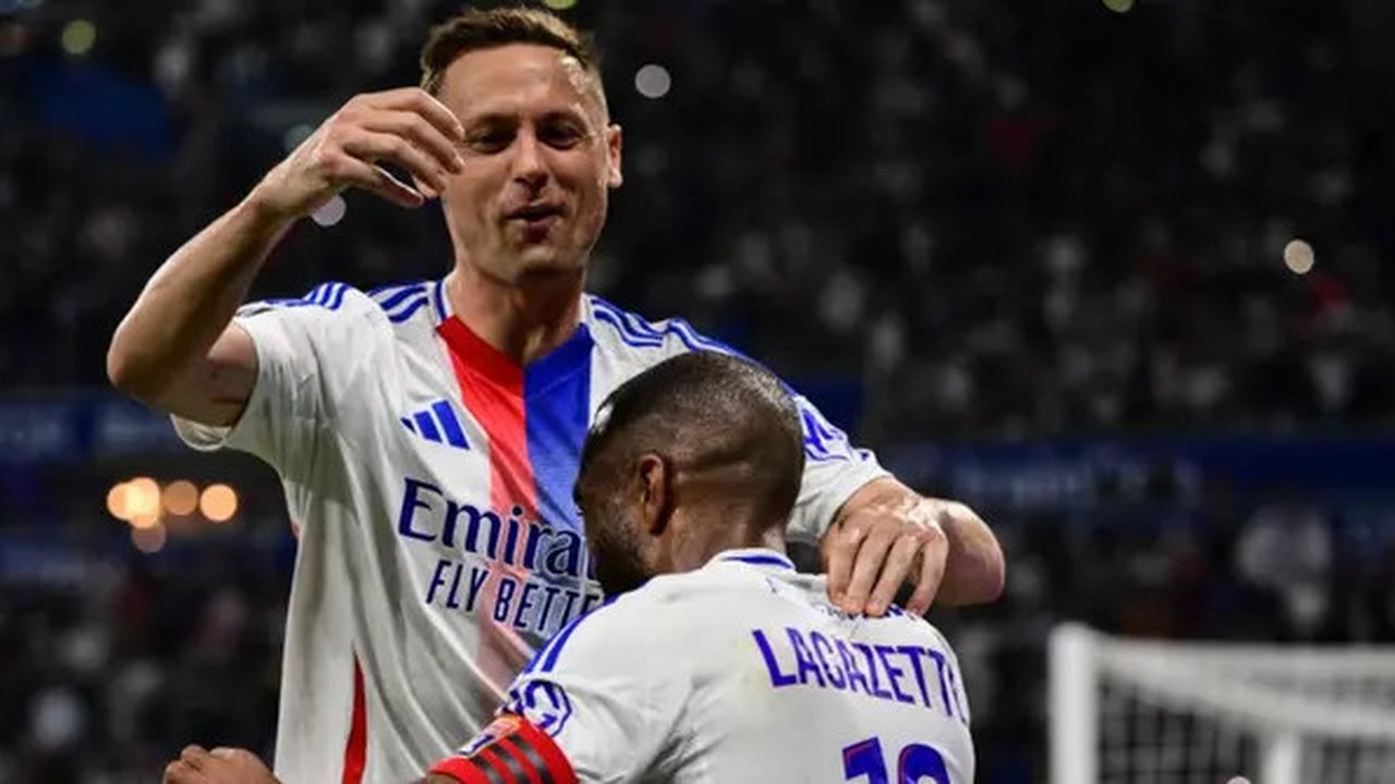 Pemain depan Lyon asal Prancis #10, Alexandre Lacazette (Kanan), merayakan gol bersama gelandang Lyon asal Serbia #31, Nemanja Matic, setelah mencetak gol selama pertandingan sepak bola Li
