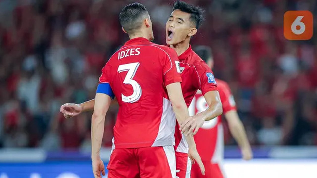 Pemain Timnas Indonesia, Rizky Ridho dan Jay Idzes merayakan kemenangan atas Bahrain pada laga kedelapan putaran ketiga Grup C kualifikasi Piala Dunia 2026 di Stadion Utama Gelora Bung Karno,