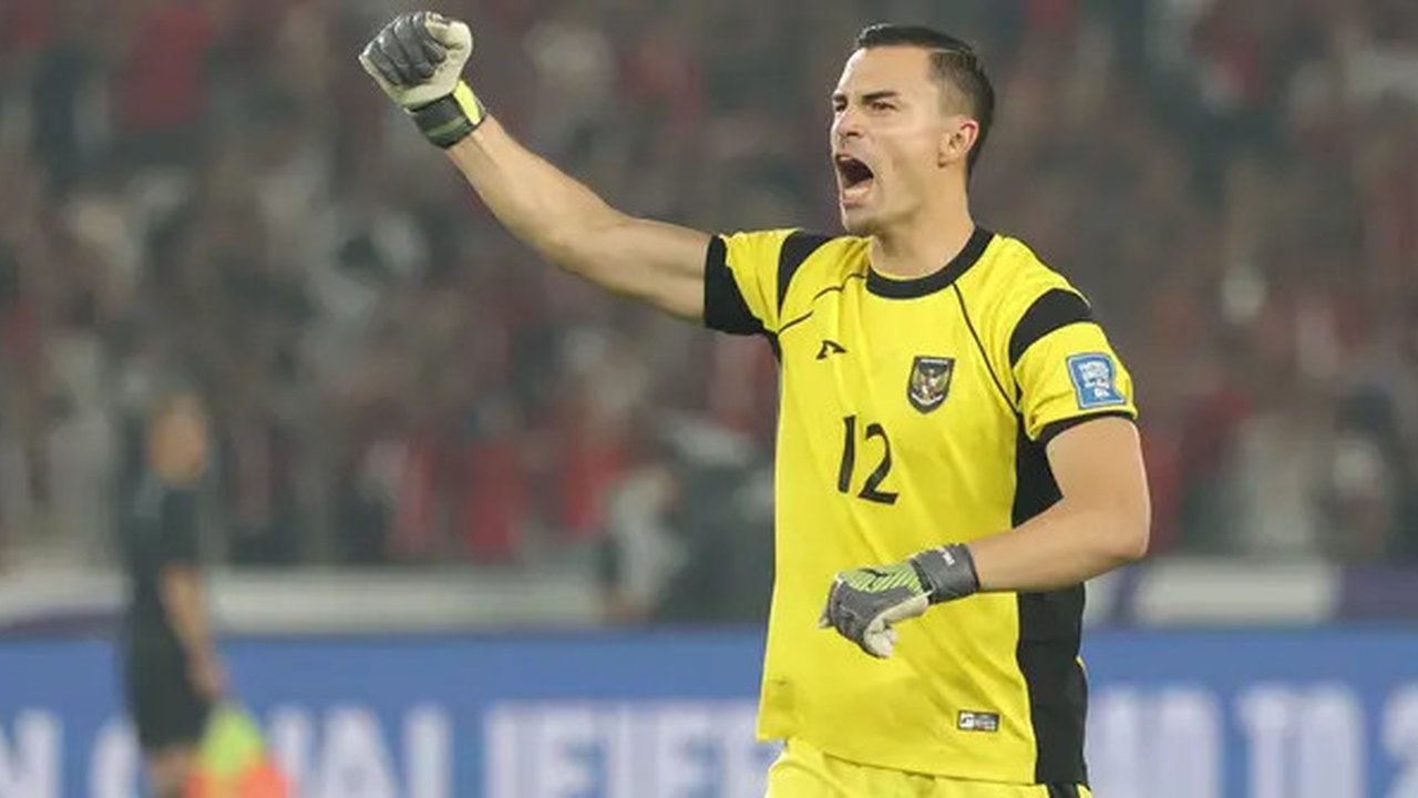 Ekspresi kiper Timnas Indonesia, Emil Audero, saat laga melawan China dalam laga Kualifikasi Piala Dunia 2026 zona Asia di Stadion Utama Gelora Bung Karno (SUGBK) Senayan, Jakarta, Kamis (