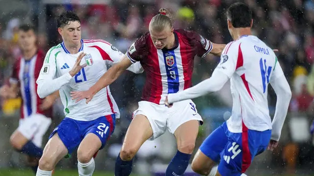 Duel Alessandro Bastoni dengan Erling Haaland,di laga Norwegia vs Italia di Ullevaal Stadion, Sabtu (07/06/2025). (Cornelius Poppe/NTB via AP)