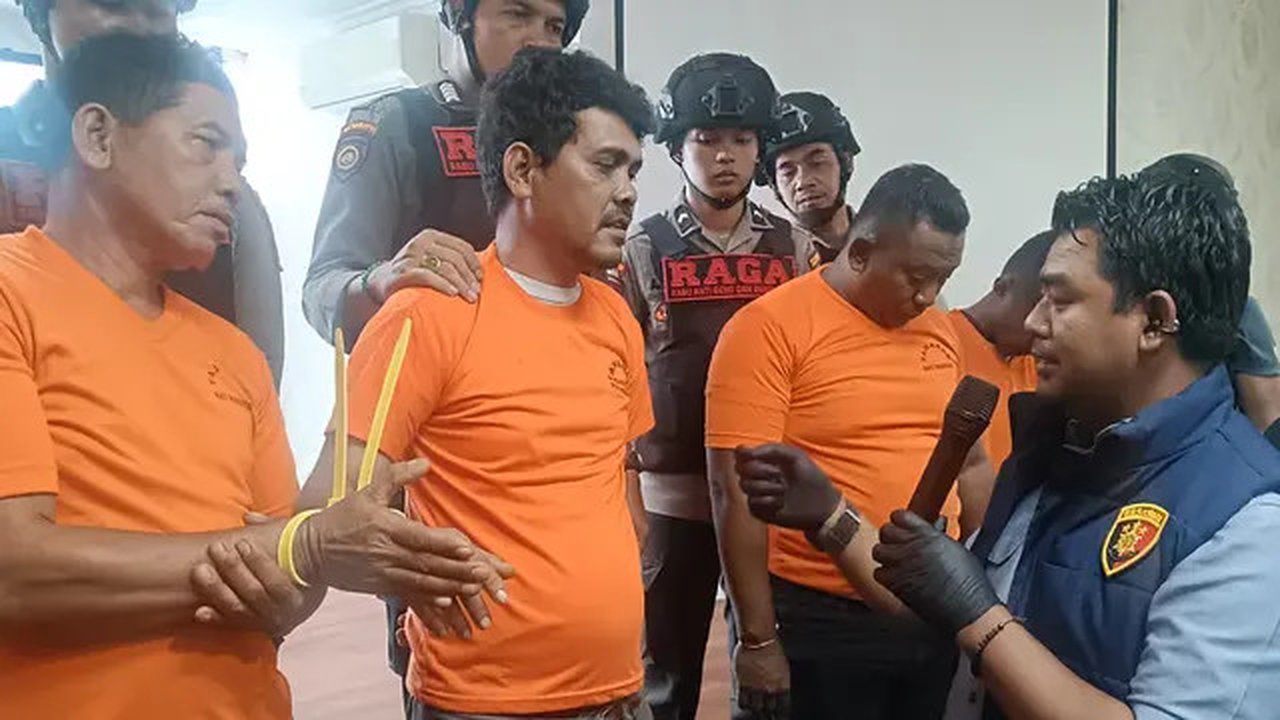 Pria melakukan aksi premanisme dengan menduduki lahan di Pekanbaru dan mengancam warga. (Liputan6.com/M Syukur)
