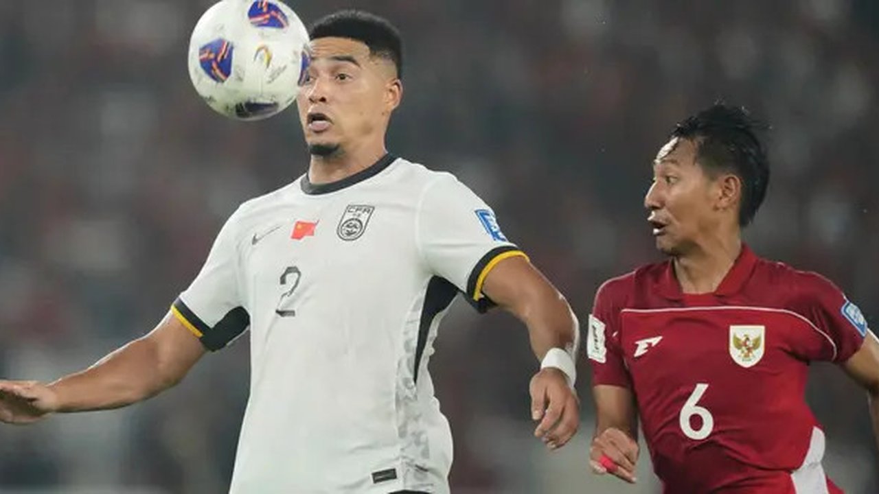Jiang Guangtai dari China, kiri, berebut bola melawan Beckham Putra Nugraha dari Indonesia pada pertandingan kualifikasi grup C Asia Piala Dunia 2026 antara Indonesia dan China di Sta
