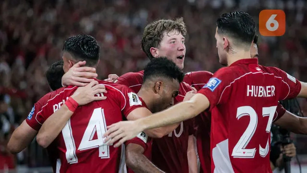 Timnas Indonesia merayakan gol yang dicetak Ole Romeny ke gawang China dalam laga Kualifikasi Piala Dunia 2026 zona Asia di Stadion Utama Gelora Bung Karno (SUGBK) Senayan, Jakarta, Kamis (5/