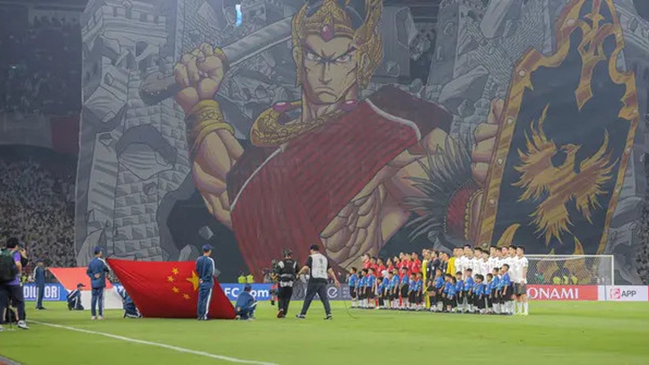 Tifo Raden Wijaya dibentangkan oleh La Grande Indonesia saat Timnas Indonesia melawan China dalam laga Kualifikasi Piala Dunia 2026 zona Asia di Stadion Utama Gelora Bung Karno (SUGBK) Sen