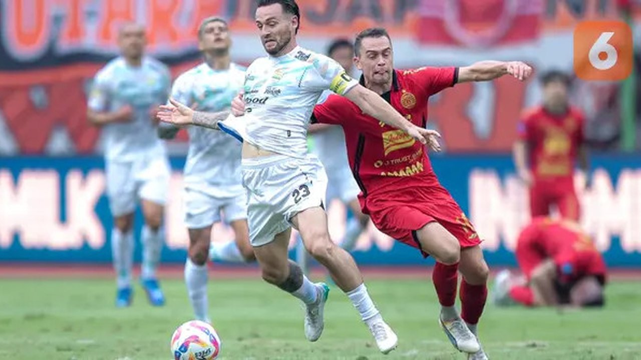 Pemain Persib Bandung, Marc Klok (kiri) berebut bola dengan pemain Persija Jakarta, Maciej Gajos dalam laga lanjutan BRI Liga 1 2024/2025 di Stadion Patriot Candrabhaga, Bekasi, Minggu (16/02