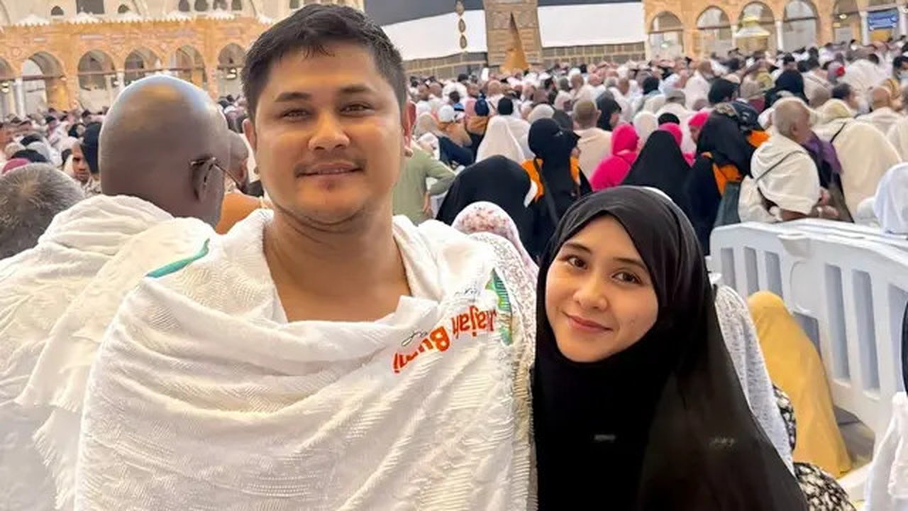 Inspirasi Outfit Artis Perempuan Indonesia Jalani Ibadah Haji 2025, Anggun dan Syar'i (sumber: Instagram/ryana_dea)