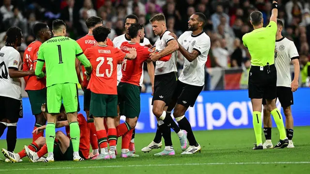 Panasnya laga semifinal UEFA Nations League antara Jerman melawan Spanyol hari Kamis (05/06/2025) dini hari WIB. (Tobias SCHWARZ / AFP)