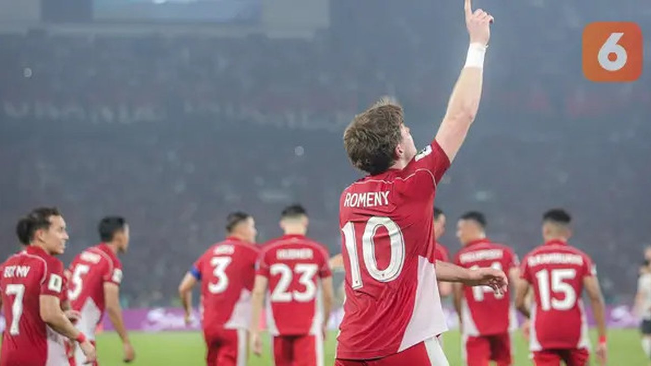 Striker Timnas Indonesia, Ole Romeny, berselebrasi usai mencetak gol ke gawang China dalam laga Kualifikasi Piala Dunia 2026 zona Asia di Stadion Utama Gelora Bung Karno (SUGBK) Senayan, J