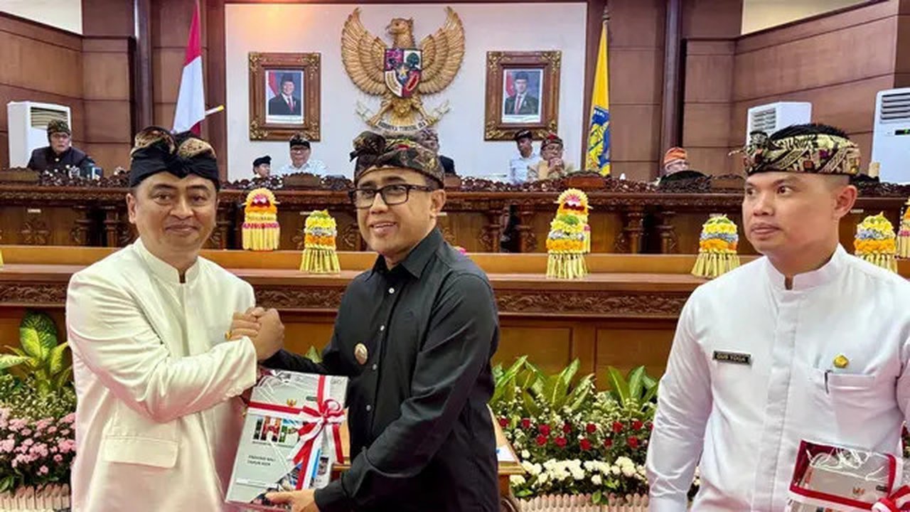 Walikota Denpasar, I Gusti Ngurah Jaya Negara bersama Wakil Ketua DPRD Kota Denpasar, Ida Bagus Yoga Adi Putra saat menerima Laporan Hasil Pemeriksaan (LHP) atas Laporan Keuangan Pemerintah D