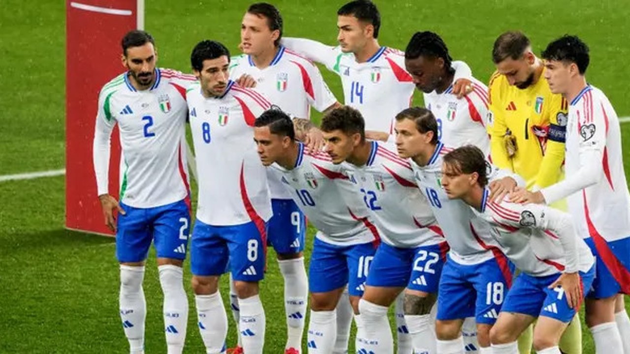 Para pemain Italia berpose untuk foto tim sebelum pertandingan Grup I Kualifikasi Piala Dunia FIFA 2026 antara Norwegia dan Italia di Stadion Ullevaal di Oslo pada 6 Juni 2025. (Erik Flaar