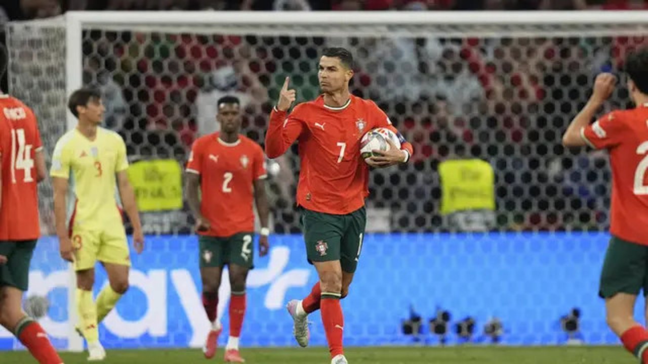 Selebrasi Cristiano Ronaldo usai mencetak gol di laga Portugal vs Spanyol di final UEFA Nations League, Senin (09/06/2025) dini hari WIB. (AP/Matthias Schrader)
