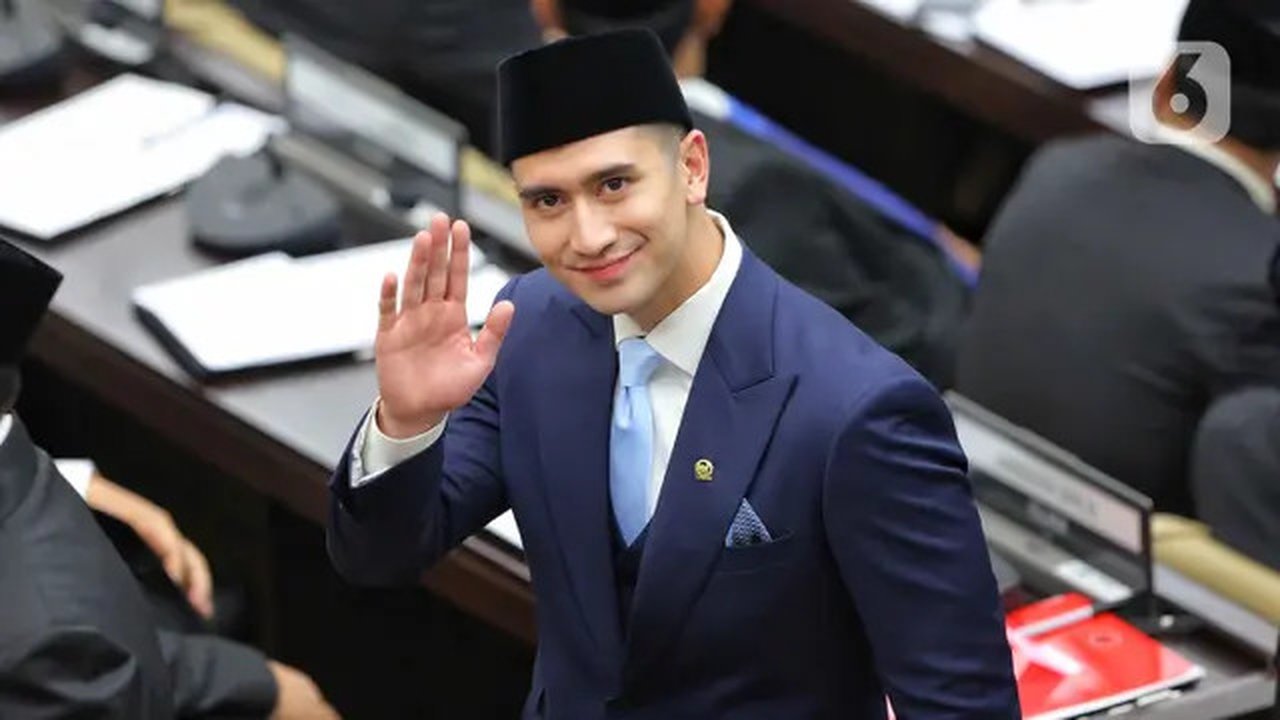 Selebriti, Verrell Bramasta saat rapat paripurna pelantikan anggota DPR Republik Indonesia terpilih periode 2024-2029 di Gedung Nusantara, Kompleks Parlemen, Senayan, Jakarta, Selasa (1/10/20