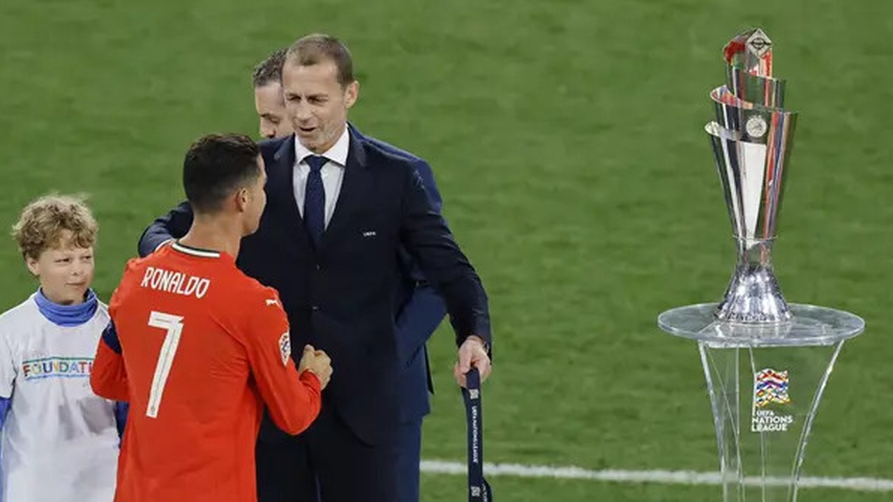 Momen kapten Portugal Cristiano Ronaldo menerima medali juara UEFA Nations League 2024/2025.(Alexandra BEIER / AFP)