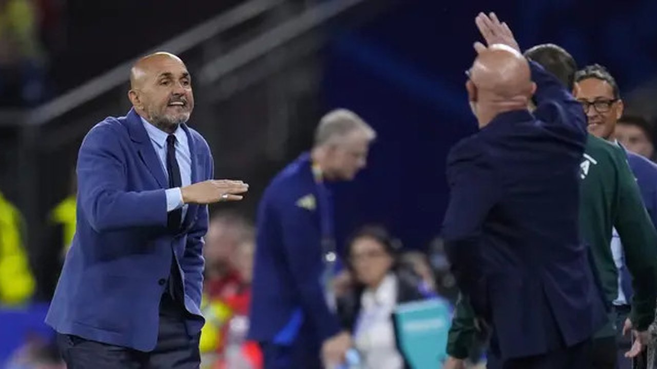 Pelatih Timnas Italia, Luciano Spalletti (kiri) dan pelatih Timnas Spanyol, Luis de la Fuente saling beradu argumen saat laga matchday kedua Grup B Euro 2024 di Arena Aufschalke, Gelsenkirche