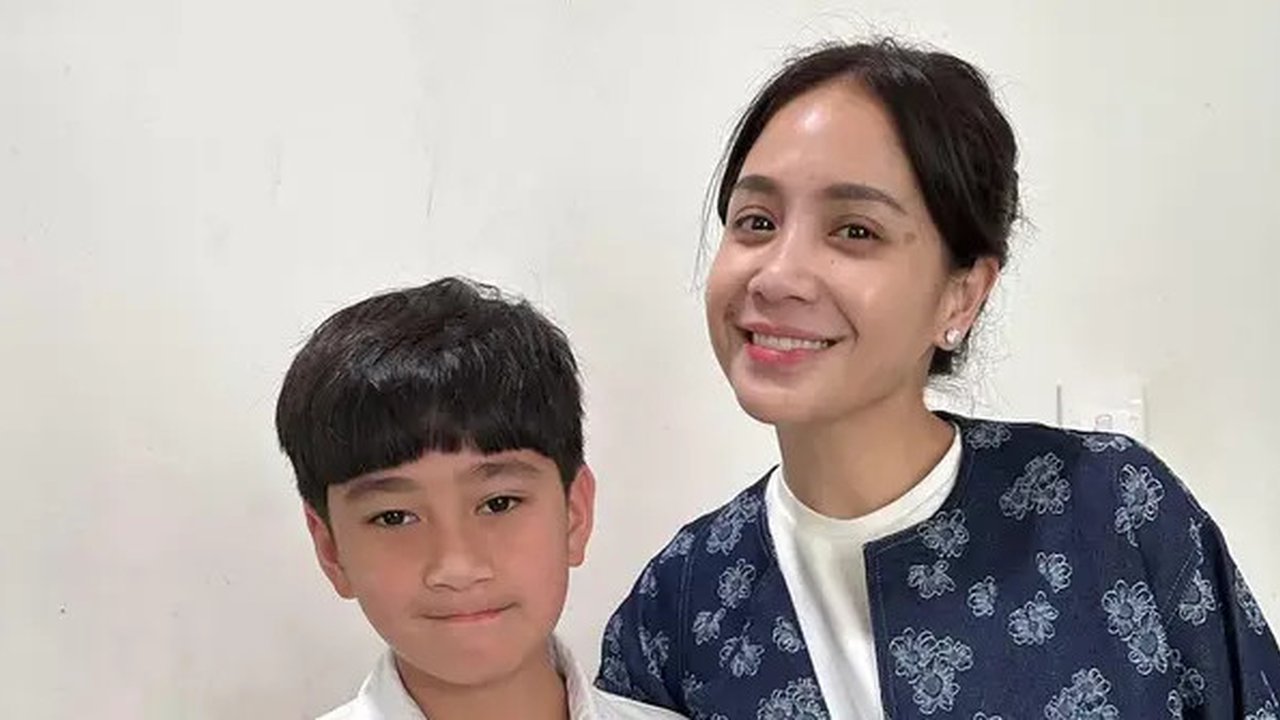Nagita Slavina Tampil Tanpa Makeup saat Hadir di Sekolah Rafathar. [@raffinagita1717]