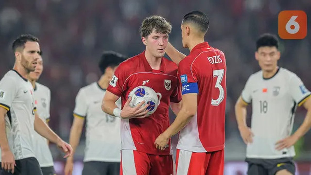 Pemain Timnas Indonesia, Jay Idzes memberikan bola kepada Ole Romeny untuk mengeksekusi tendangan penalti dalam laga lanjutan putaran ketiga Kualifikasi Piala Dunia 2026 melawan China di S