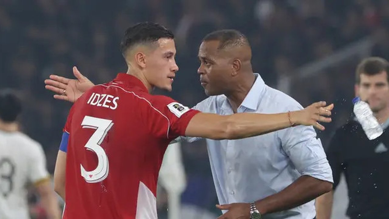 Kapten Timnas Indonesia, Jay Noah Idzes (kiri), berdiskusi dengan pelatih Patrick Kluivert saat laga melawan China dalam laga Kualifikasi Piala Dunia 2026 zona Asi
