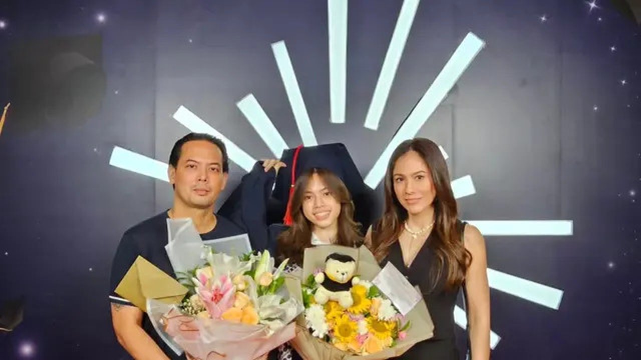 7 Fashion Wulan Guritno Hadiri Wisuda Anak, Tampil Cantik Elegan Pakai Outfit Serba Hitam (sumber: Instagram/wulanguritno)