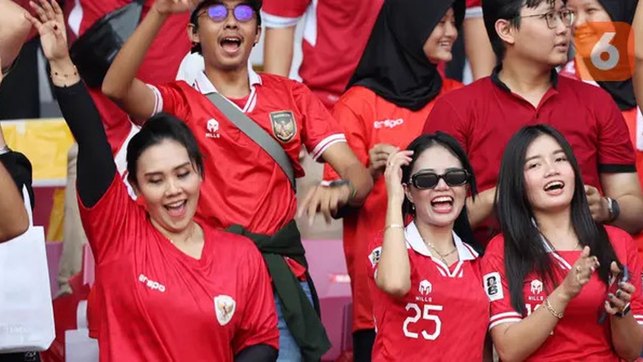 Suporter wanita bernyanyi saat Timnas Indonesia menghadapi Irak pada laga Grup F putaran kedua Kualifikasi Piala Dunia 2026 zona Asia di Stadion Utama Gelora Bung Karno (SUGBK), Senayan, Jaka