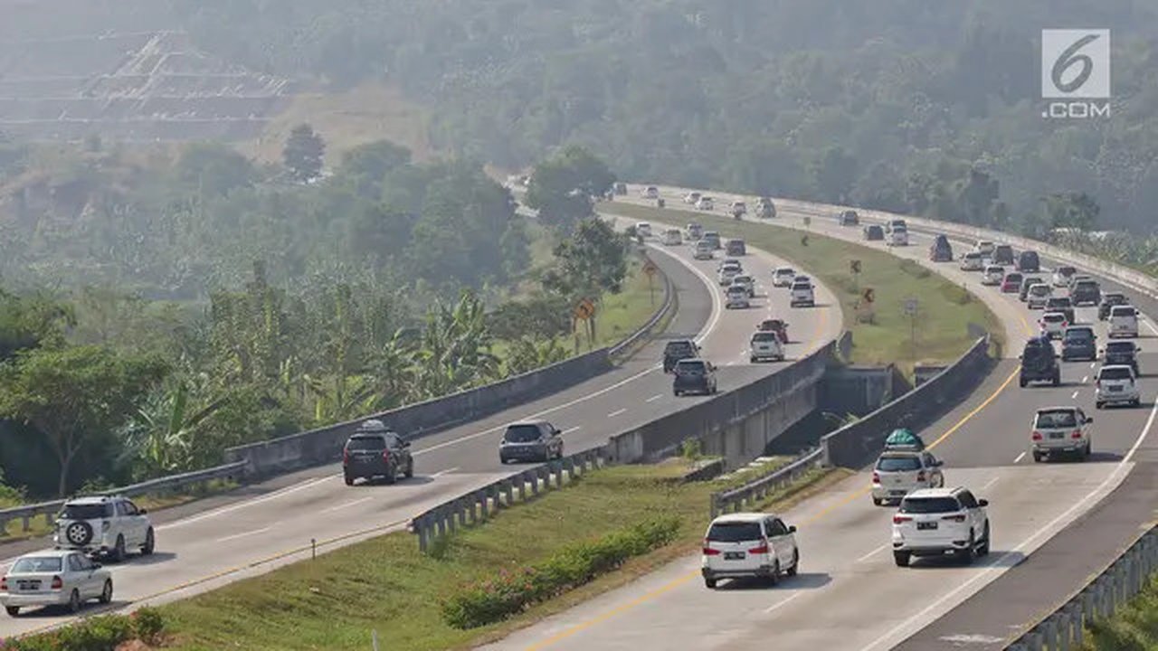 Kendaraan melintas di ruas tol yg diberlakukan satu arah atau one way di Tol Cipali, Cirebon, Jawa Barat, Sabtu (1/6/2019). Sistem satu arah di Tol Trans Jawa dimulai dari Cikampek hingga Bre