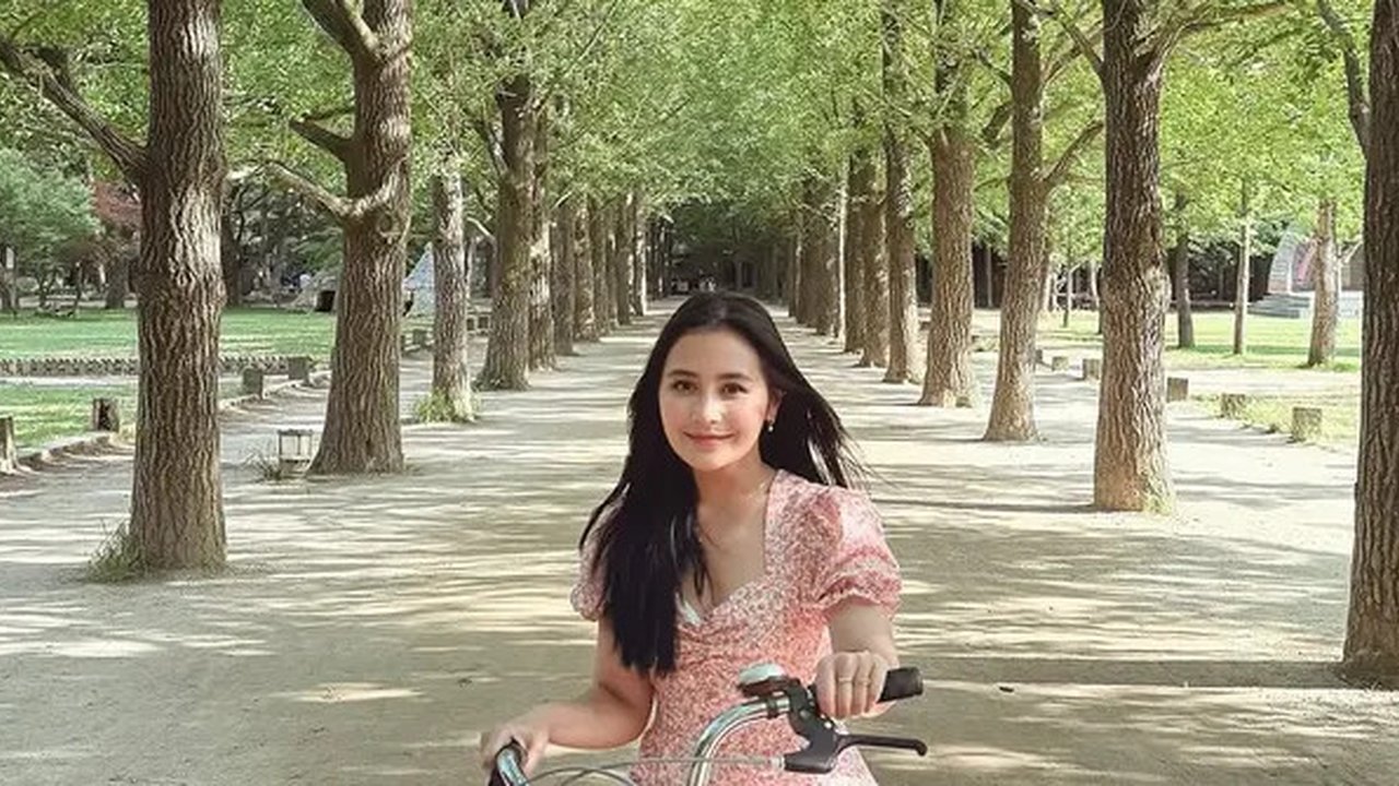 Couple trip ke Nami Island makin manis dengan gaya pink yang kompak dan effortless. [@prillylatuconsina96].