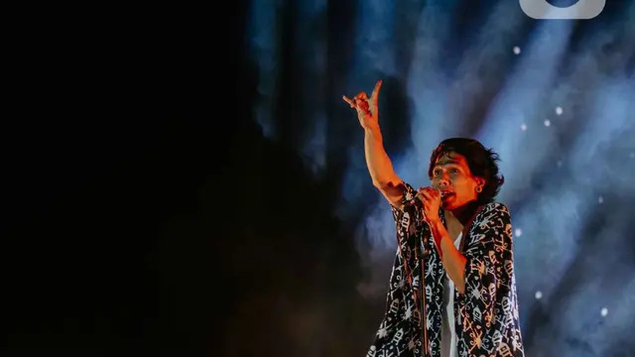 Penampilan vokalis grup band Fourtwnty Ari Lesmana dalam Festival Tamagochill di Tennis Indoor Senayan, Jakarta, Jumat (22/11/2019). Alunan musik Fourtwnty membuat suasana menjadi hangat. (Li