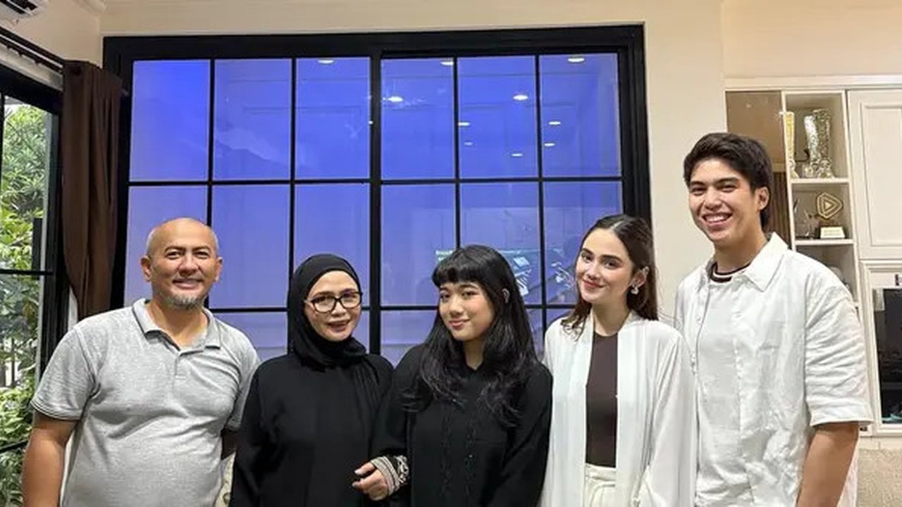 Intip gaya santun maskulin El Rumi lebaran di rumah Syifa Hadju (@sndihadju)