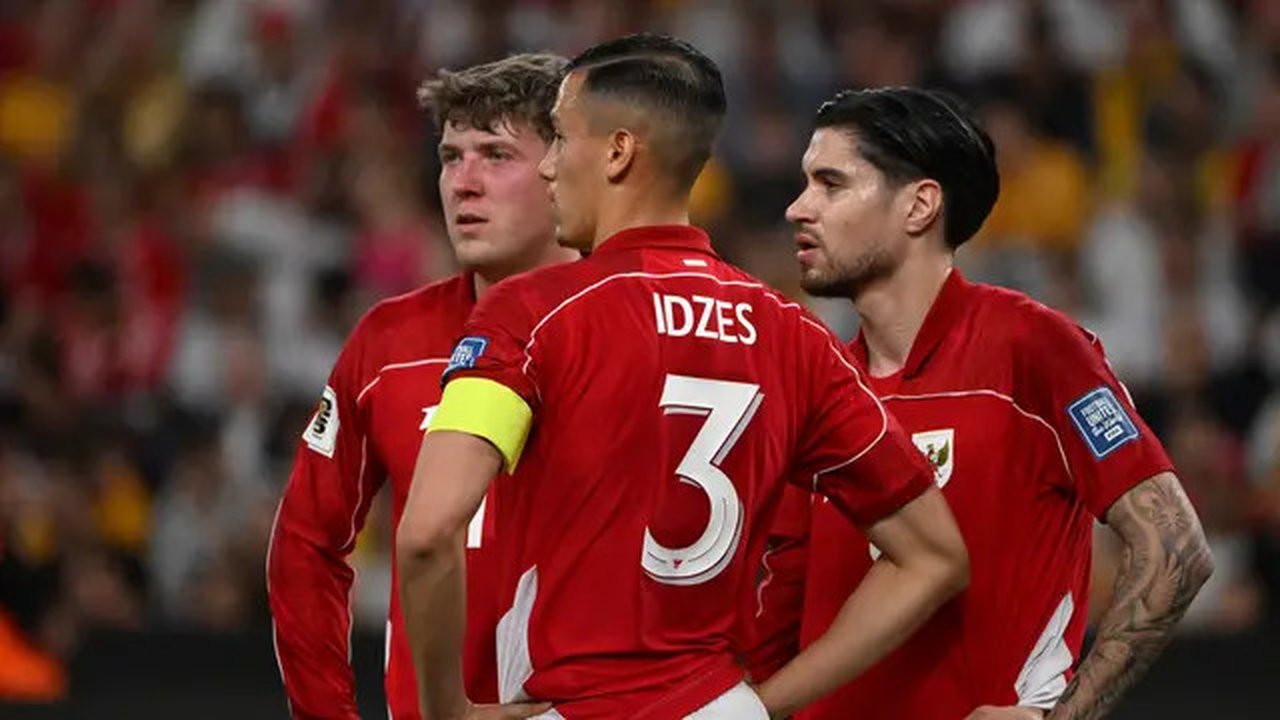 Sejumlah pemain Timnas Indonesia, yakni Jay Idzes (tengah), Kevin Diks (kanan), dan Ole Romeny (kiri), berdiskusi saat menghadapi Australia pada lanjutan Kualifikasi Piala Dunia 2026 di Sydne