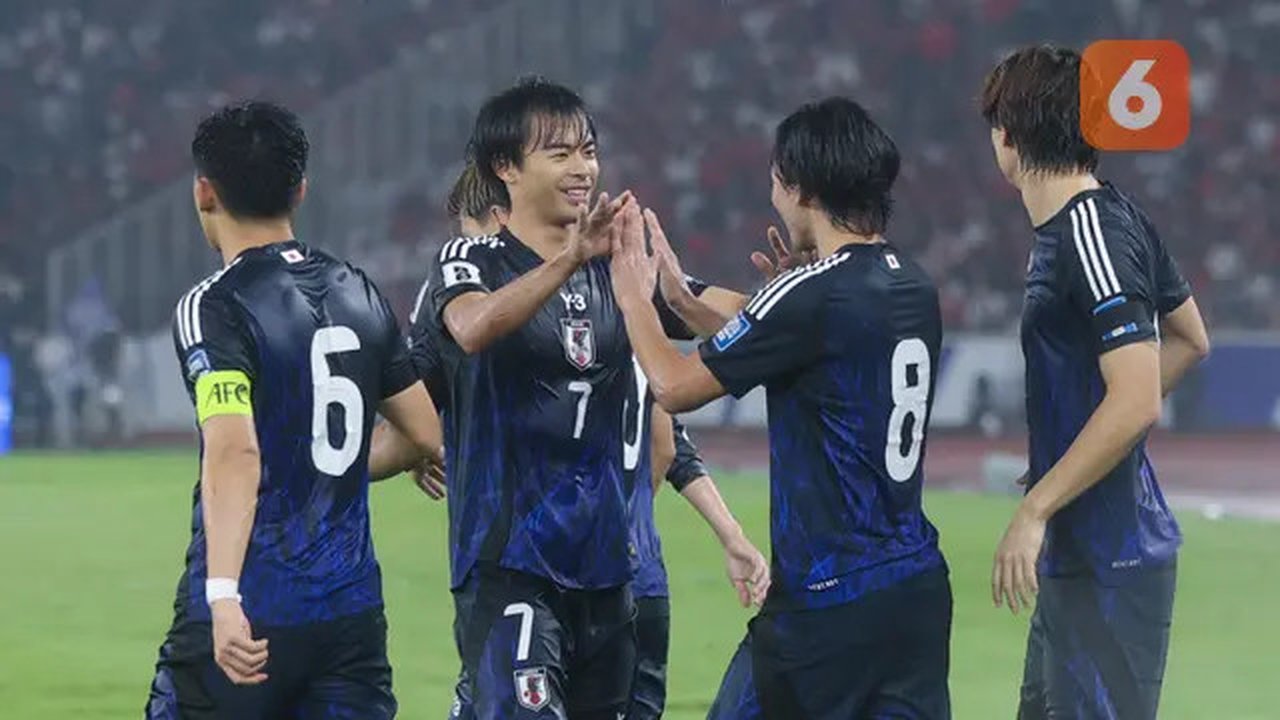 Pemain Timnas Jepang, Kaoru Mitoma, merayakan gol bersama Takumi Minamino saat melawan Timnas Indonesia pada Kualifikasi Piala Dunia 2026 Zona Asia di Stadion Gelora Bung Karno, Senayan, J