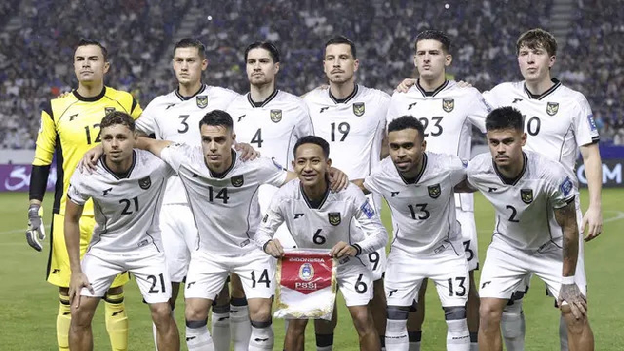 Skuad Timnas Indonesia berfoto jelang pertandingan melawan Jepang pada laga pemungkas Grup C Kualifikasi Piala Dunia 2026 di Panasonic Stadium Suita, Osaka, Selasa (10/6/2025) sore WIB. (S