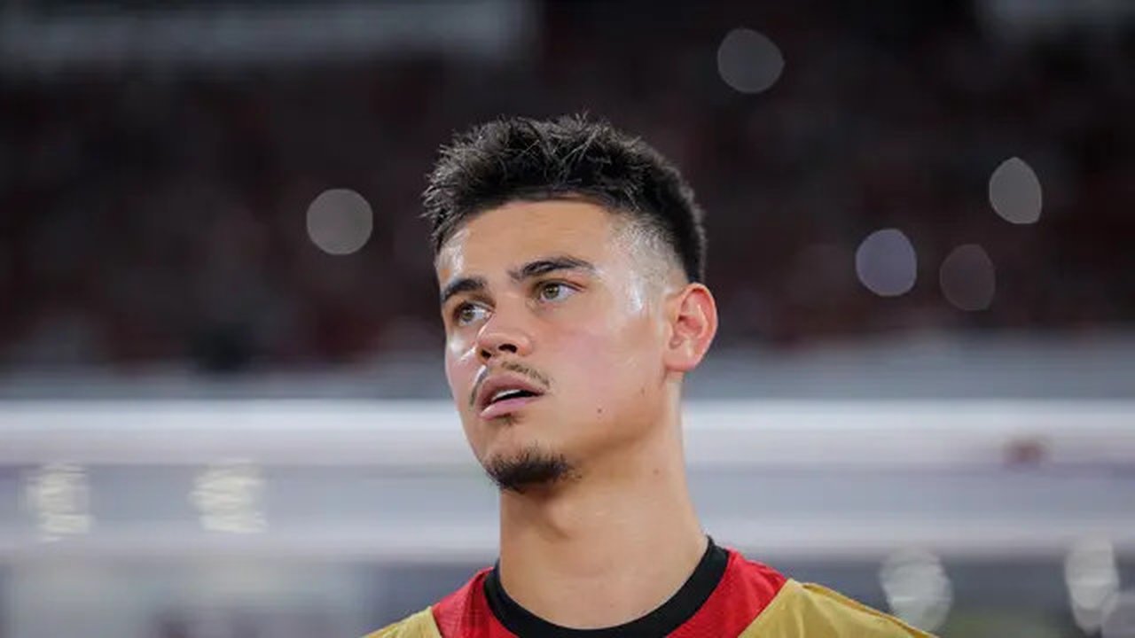 Ekspresi pemain Timnas Indonesia, Mees Hilgers, saat laga melawan China dalam laga Kualifikasi Piala Dunia 2026 zona Asia di Stadion Utama Gelora Bung Karno (SUGBK), Jakarta, Kamis (5/6/20