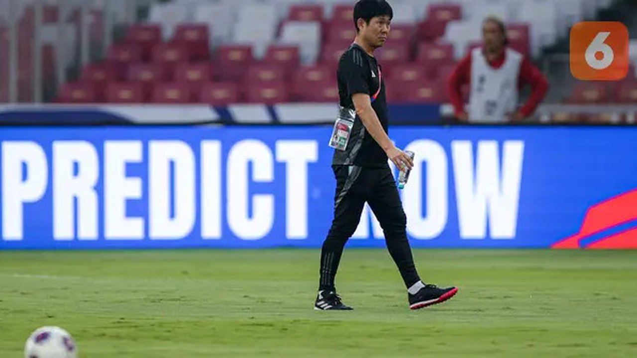 Pelatih Timnas Jepang, Hajime Moriyasu saat memimpin latihan resmi menjelang laga lanjutan putaran ketiga Grup C Kualifikasi Piala Dunia 2026 melawan Timnas Indonesia di Stadion Utama Gelo
