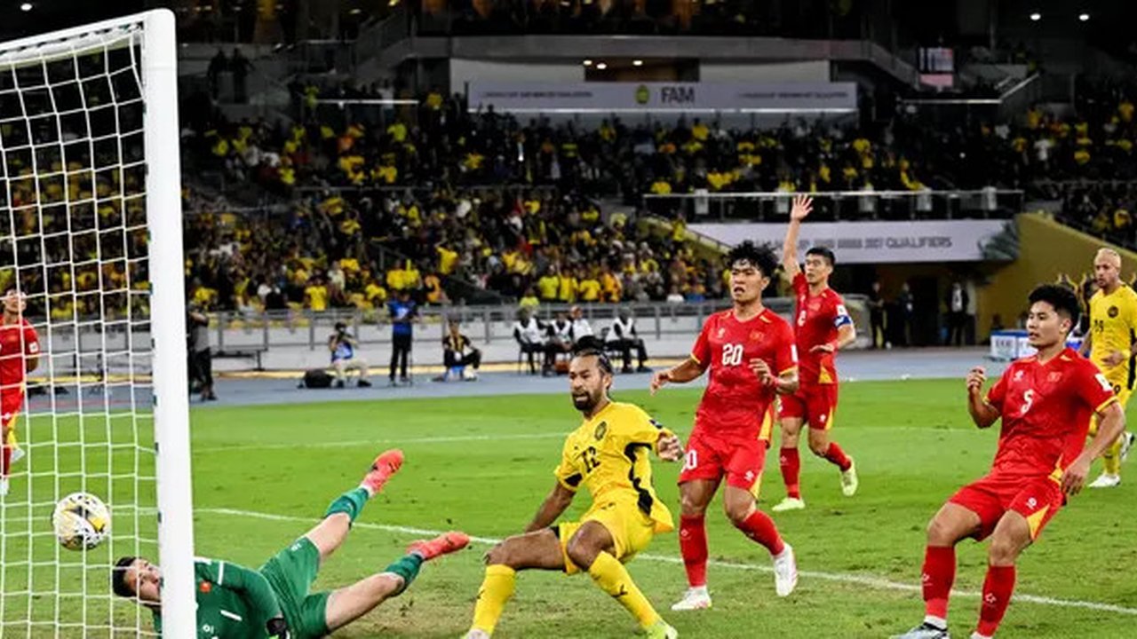 Pemain bertahan Timnas Malaysia, Corbin Ong, ketika mencetak gol ke gawang Vietnam dalam laga Kualifikasi Piala Asia 2027 di Stadion Bukit Jalil, Kuala Lumpur, Selasa (10/6/2025). Malaysia me