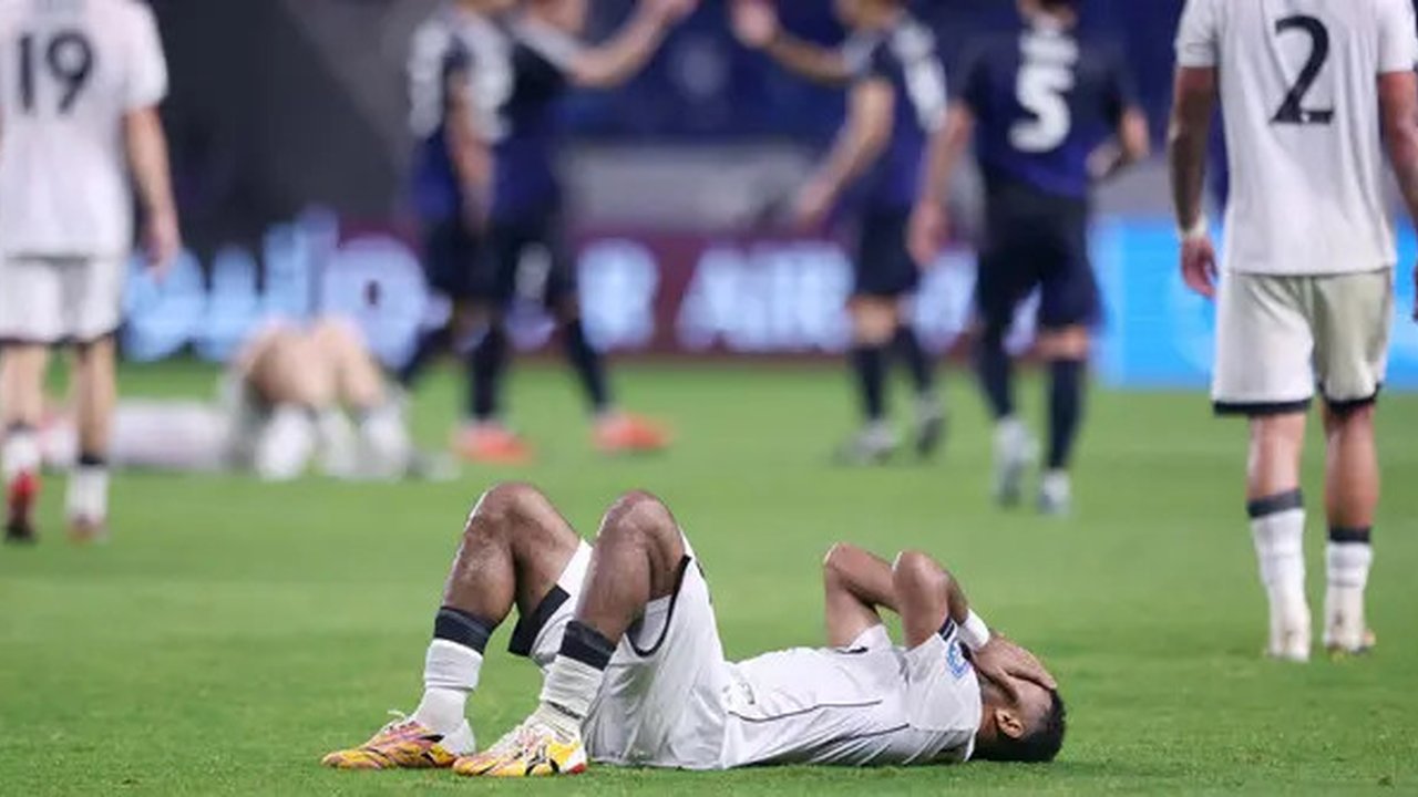 Ekspresi pemain belakang Timnas Indonesia, Yance Sayuri (tengah) usai pertandingan putaran ketiga Kualifikasi Piala Dunia 2026 zona Asia grup C melawan Jepang di Stadion Panasonic Suita, Osak