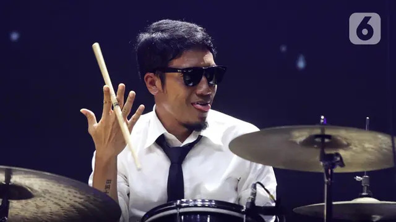 Desta saat tampil memeriahkan acara Pestapora di Gambir Expo, Kemayoran, Jakarta, Minggu (25/9/2022). Kolaborasi Vincent-Desta bersama Endah N Resha membawakan lagu-lagu Koes Plus seperti 'Bi
