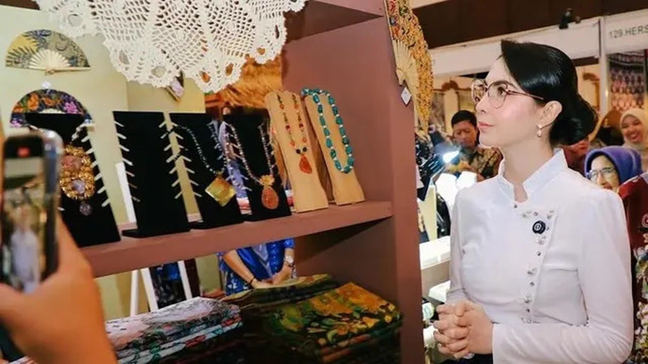 Outfit Ibu Pejabat ala Arumi Bachsin, dari Batik Kekinian hingga Kebaya Elegan (@arumibachsin_94)