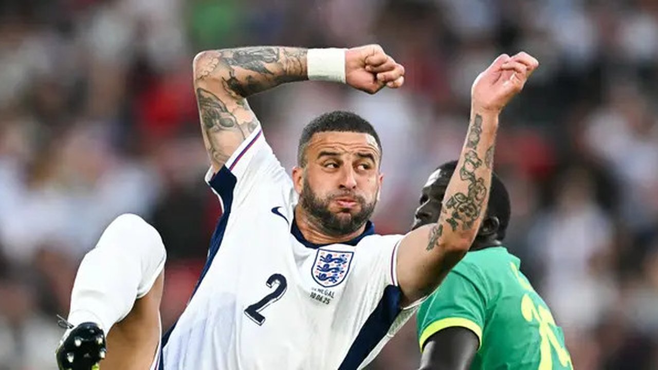 Aksi bek Inggris, Kyle Walker, saat laga uji coba melawan Senegal di Stadion City Ground, Rabu (10/6/2025) dini hari WIB. (AFP/Paul Ellis)