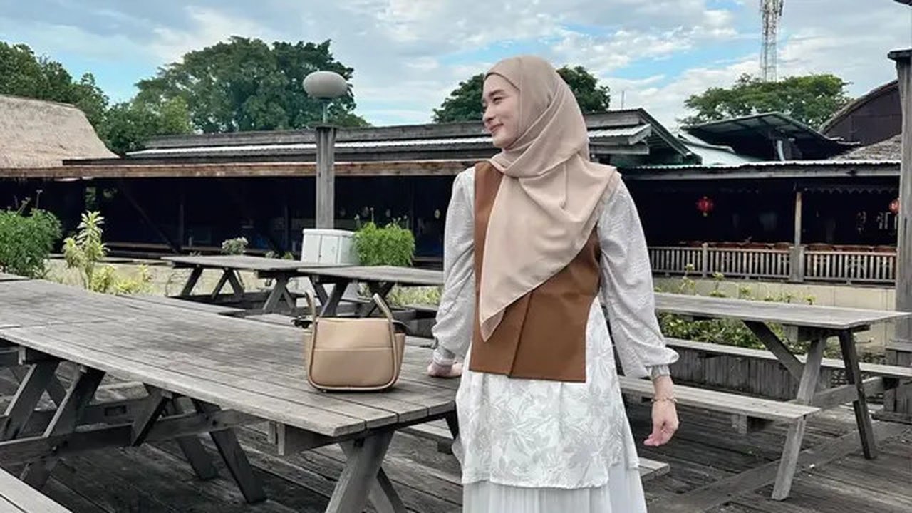 Inara berfoto dengan sepasang tunik dan rok plisket anggun warna serba putih yang mewah. (dok. Instagram @mommy_starla/https://www.instagram.com/p/C3FiKOkPw3q/?igsh=MTJ2aTF3cnBpc3F4cQ==/Rusmi