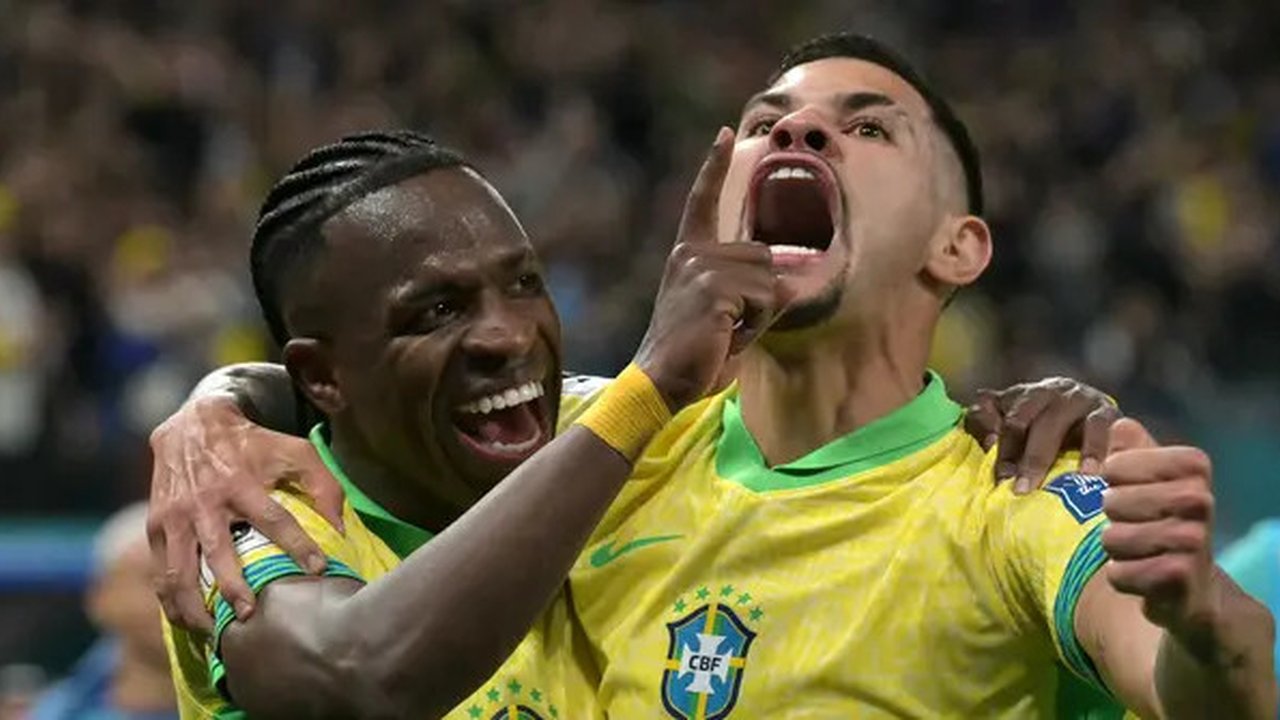 Brasil memastikan diri lolos ke Piala Dunia 2026. Vinicius Jr dan Bruno Guimaraes merayakan sukses ini di laga kontra Paraguay hari Rabu (11/06/2025) pagi WIB. (NELSON ALMEIDA / AFP)