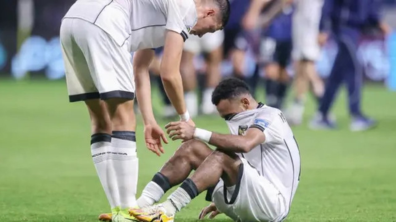 Bek Indonesia, Jay Noah Idzes (kiri), menghibur rekan setimnya, Yance Sayuri, setelah kekalahan mereka dalam pertandingan kualifikasi Piala Dunia Grup C antara Jepang dan Indonesia di Osak