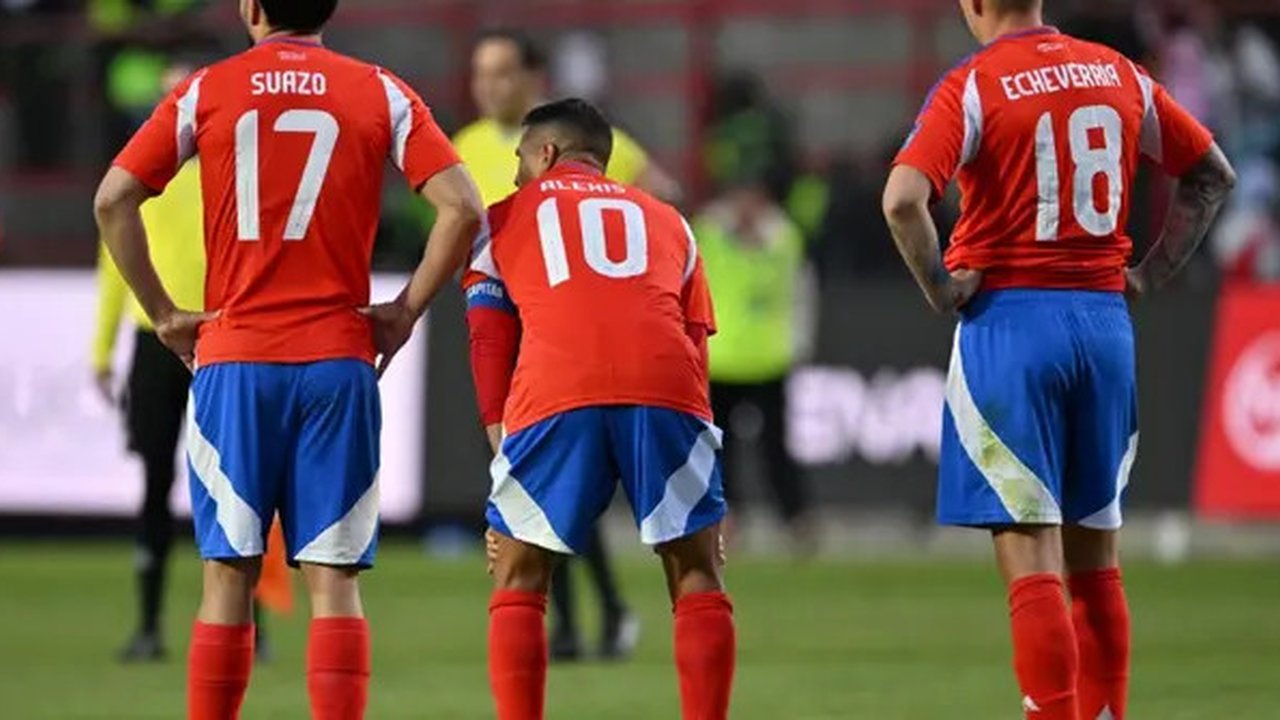 Bek Cile #17, Gabriel Suazo, penyerang #10, Alexis Sanchez, dan gelandang #18, Rodrigo Echeverria, bereaksi setelah absen dalam pertandingan kualifikasi Piala Dunia FIFA 2026 Amerika Selat